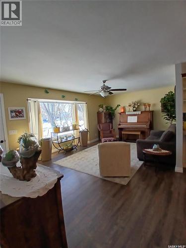 589 Poplar Crescent, Shaunavon, SK - Indoor Photo Showing Living Room