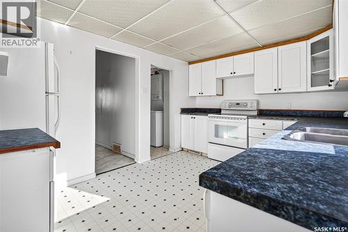 423 Coteau Street W, Moose Jaw, SK - Indoor Photo Showing Kitchen With Double Sink