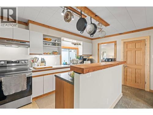 Breakfast bar - 310 Baird Avenue, Enderby, BC - Indoor Photo Showing Kitchen