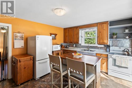 10629 County Rd 2 Road, Alnwick/Haldimand, ON - Indoor Photo Showing Kitchen With Double Sink