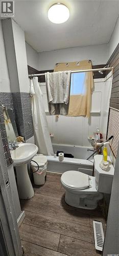 127 M Avenue S, Saskatoon, SK - Indoor Photo Showing Bathroom