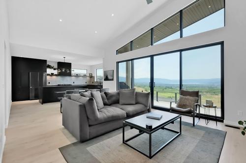 2192 Ryegrass Road, Kelowna, BC - Indoor Photo Showing Living Room