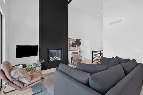 2192 Ryegrass Road, Kelowna, BC - Indoor Photo Showing Living Room