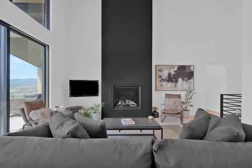 2192 Ryegrass Road, Kelowna, BC - Indoor Photo Showing Living Room With Fireplace