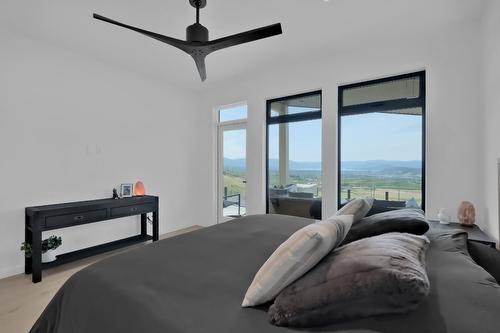 2192 Ryegrass Road, Kelowna, BC - Indoor Photo Showing Bedroom