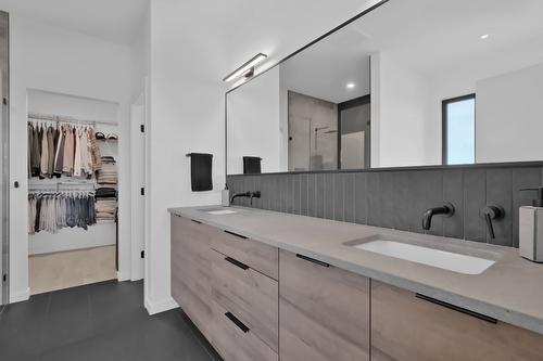 2192 Ryegrass Road, Kelowna, BC - Indoor Photo Showing Bathroom