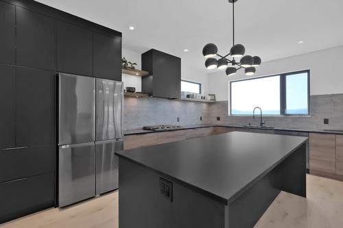 2192 Ryegrass Road, Kelowna, BC - Indoor Photo Showing Kitchen With Upgraded Kitchen