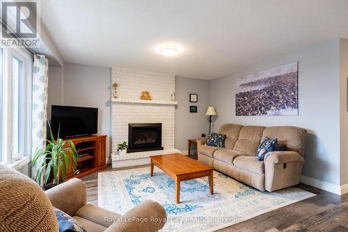 118 Stirling Macgregor Drive, Cambridge, ON - Indoor Photo Showing Living Room With Fireplace