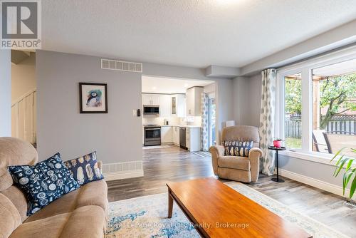 118 Stirling Macgregor Drive, Cambridge, ON - Indoor Photo Showing Living Room
