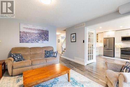 118 Stirling Macgregor Drive, Cambridge, ON - Indoor Photo Showing Living Room