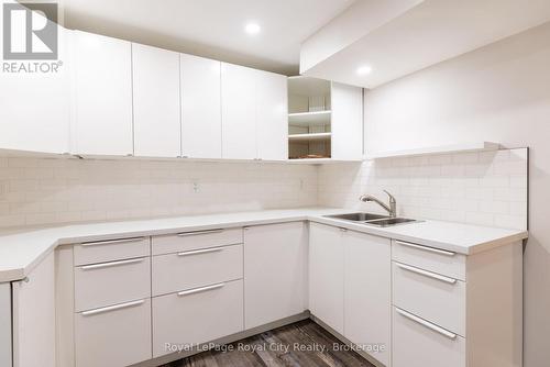118 Stirling Macgregor Drive, Cambridge, ON - Indoor Photo Showing Kitchen With Double Sink