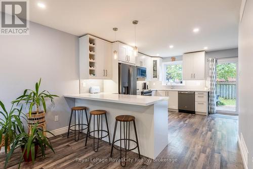 118 Stirling Macgregor Drive, Cambridge, ON - Indoor Photo Showing Kitchen With Upgraded Kitchen