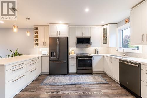 118 Stirling Macgregor Drive, Cambridge, ON - Indoor Photo Showing Kitchen With Double Sink With Upgraded Kitchen