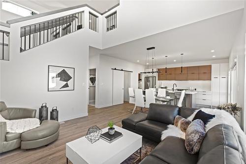 31 Stonewalk Place, Winnipeg, MB - Indoor Photo Showing Living Room