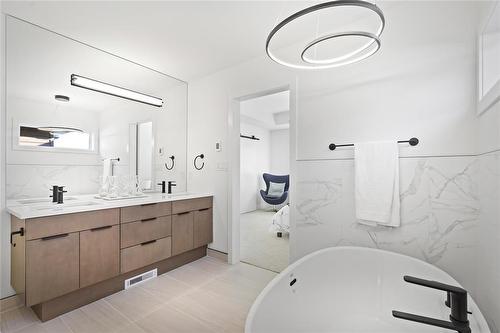 31 Stonewalk Place, Winnipeg, MB - Indoor Photo Showing Bathroom