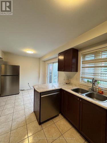 163 Flagstone Way, Newmarket, ON - Indoor Photo Showing Kitchen With Double Sink