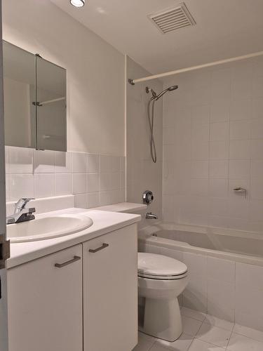 Bathroom - 307-320 Av. Victoria, Saint-Lambert, QC - Indoor Photo Showing Bathroom