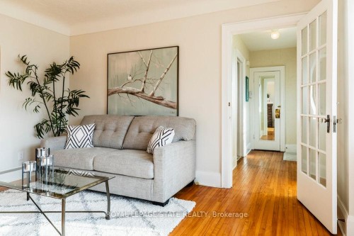 37 Lower Horning Road, Hamilton, ON - Indoor Photo Showing Living Room