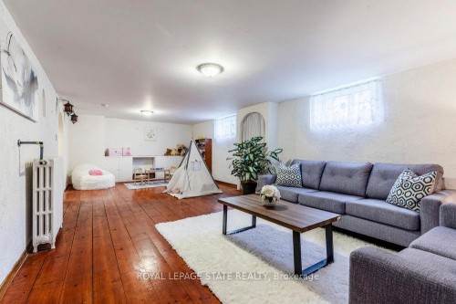 37 Lower Horning Road, Hamilton, ON - Indoor Photo Showing Living Room