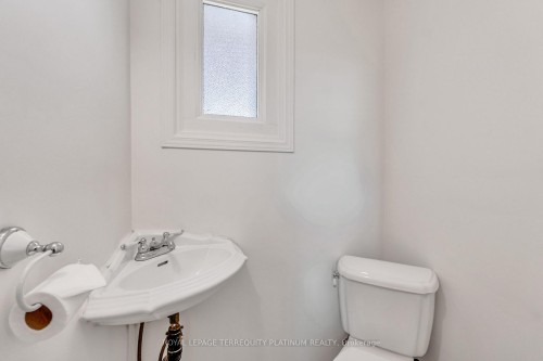 10 Locarno Avenue, Hamilton, ON - Indoor Photo Showing Bathroom