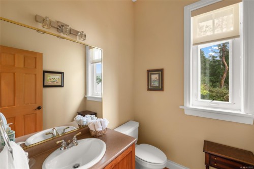 8338 West Saanich Rd, Central Saanich, BC 