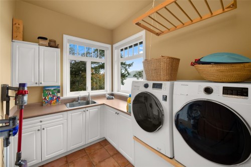 8338 West Saanich Rd, Central Saanich, BC 