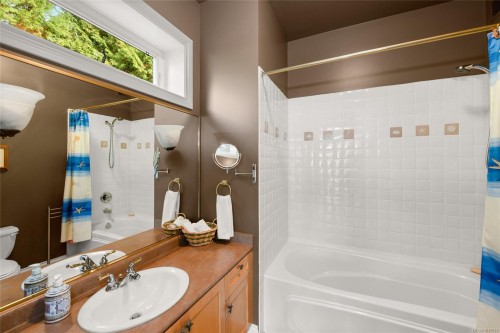 8338 West Saanich Rd, Central Saanich, BC 