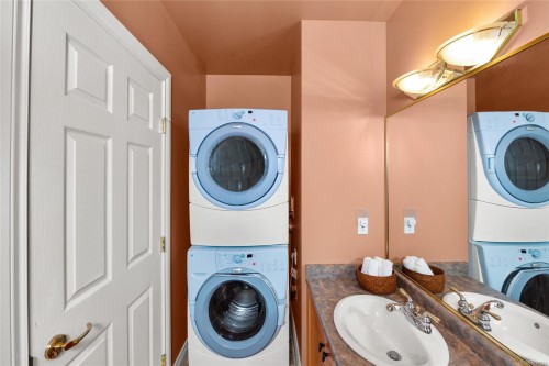 8338 West Saanich Rd, Central Saanich, BC 