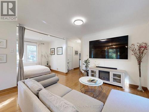 139 Scarboro Crescent, Toronto, ON - Indoor Photo Showing Living Room