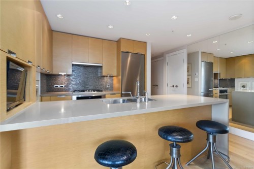 303-83 Saghalie Rd, Victoria, BC - Indoor Photo Showing Kitchen With Upgraded Kitchen