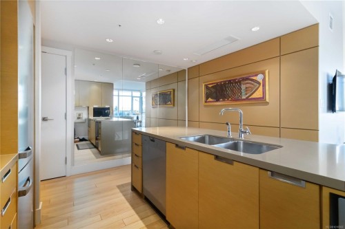303-83 Saghalie Rd, Victoria, BC - Indoor Photo Showing Kitchen With Double Sink