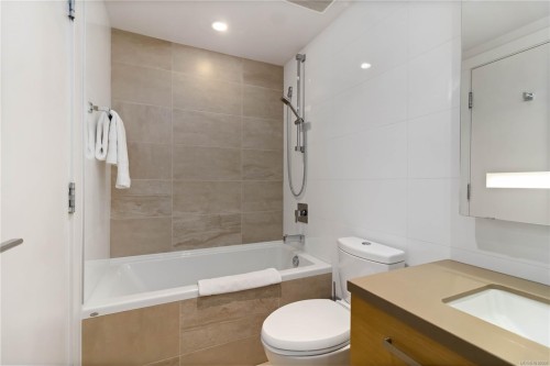 303-83 Saghalie Rd, Victoria, BC - Indoor Photo Showing Bathroom