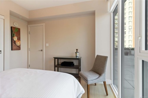 303-83 Saghalie Rd, Victoria, BC - Indoor Photo Showing Bedroom