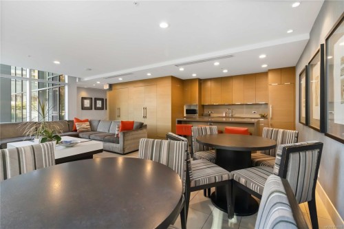 303-83 Saghalie Rd, Victoria, BC - Indoor Photo Showing Dining Room