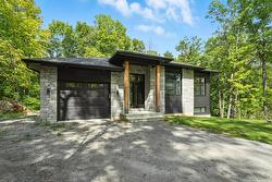 42 Rue de l'Olympe  Val-Des-Monts, QC J8N 0A3
