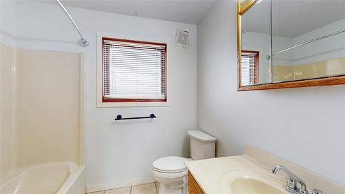 303 5Th Street, Cranbrook, BC - Indoor Photo Showing Bathroom