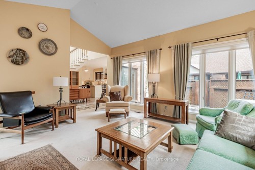 25 Riverview Road, New Tecumseth, ON - Indoor Photo Showing Living Room