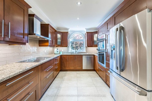 5571 Spangler Drive, Mississauga, ON - Indoor Photo Showing Kitchen With Stainless Steel Kitchen With Double Sink With Upgraded Kitchen