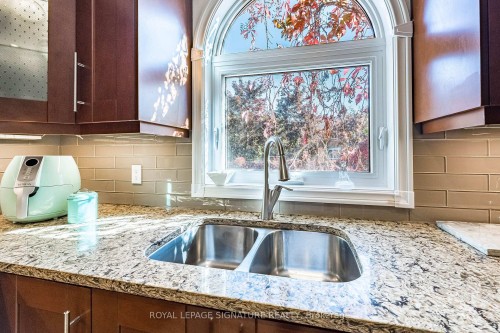 5571 Spangler Drive, Mississauga, ON - Indoor Photo Showing Kitchen With Double Sink