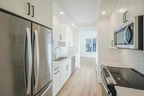 104-795 Ontario Street, Penticton, BC - Indoor Photo Showing Kitchen With Double Sink With Upgraded Kitchen