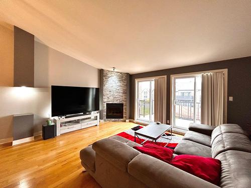 Salon - 403-701 Mtée Des Pionniers, Terrebonne (Lachenaie), QC - Indoor Photo Showing Living Room