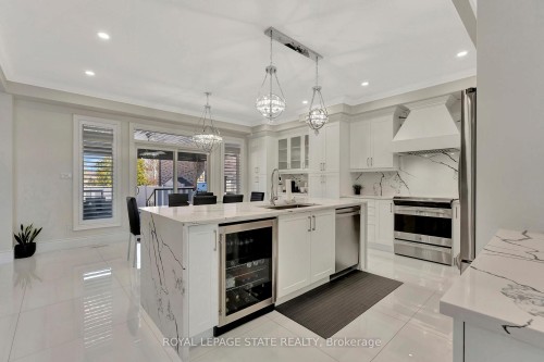 7 Bernini Court, Hamilton, ON - Indoor Photo Showing Kitchen With Upgraded Kitchen