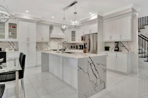 7 Bernini Court, Hamilton, ON - Indoor Photo Showing Kitchen With Upgraded Kitchen
