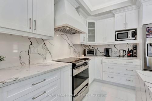7 Bernini Court, Hamilton, ON - Indoor Photo Showing Kitchen