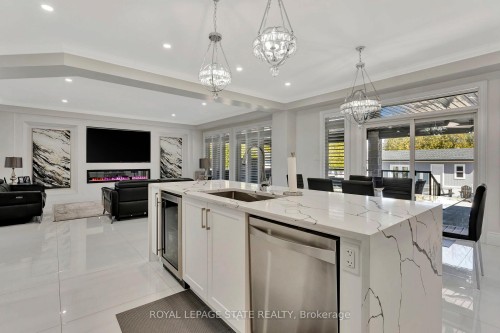 7 Bernini Court, Hamilton, ON - Indoor Photo Showing Kitchen With Double Sink With Upgraded Kitchen