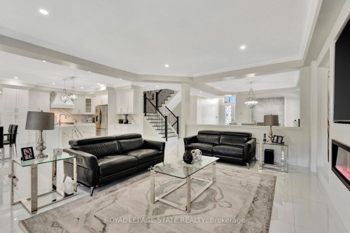 7 Bernini Court, Hamilton, ON - Indoor Photo Showing Living Room