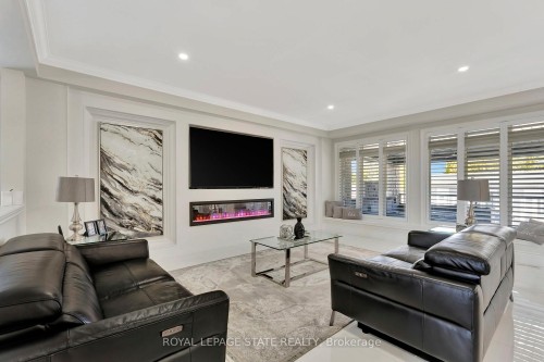 7 Bernini Court, Hamilton, ON - Indoor Photo Showing Living Room With Fireplace