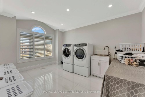 7 Bernini Court, Hamilton, ON - Indoor Photo Showing Laundry Room