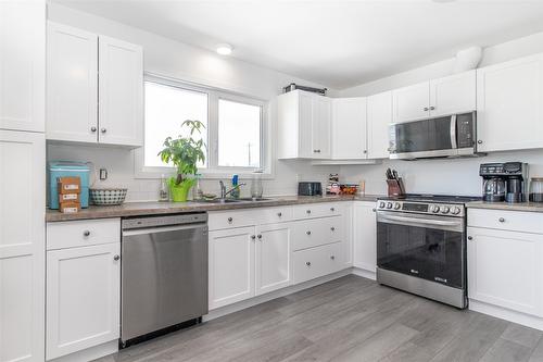 2160 Lynrick Road, Kelowna, BC - Indoor Photo Showing Kitchen With Double Sink