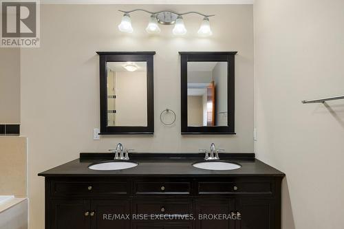 405 - 539 Armstrong Road, Kingston (East Gardiners Rd), ON - Indoor Photo Showing Bathroom